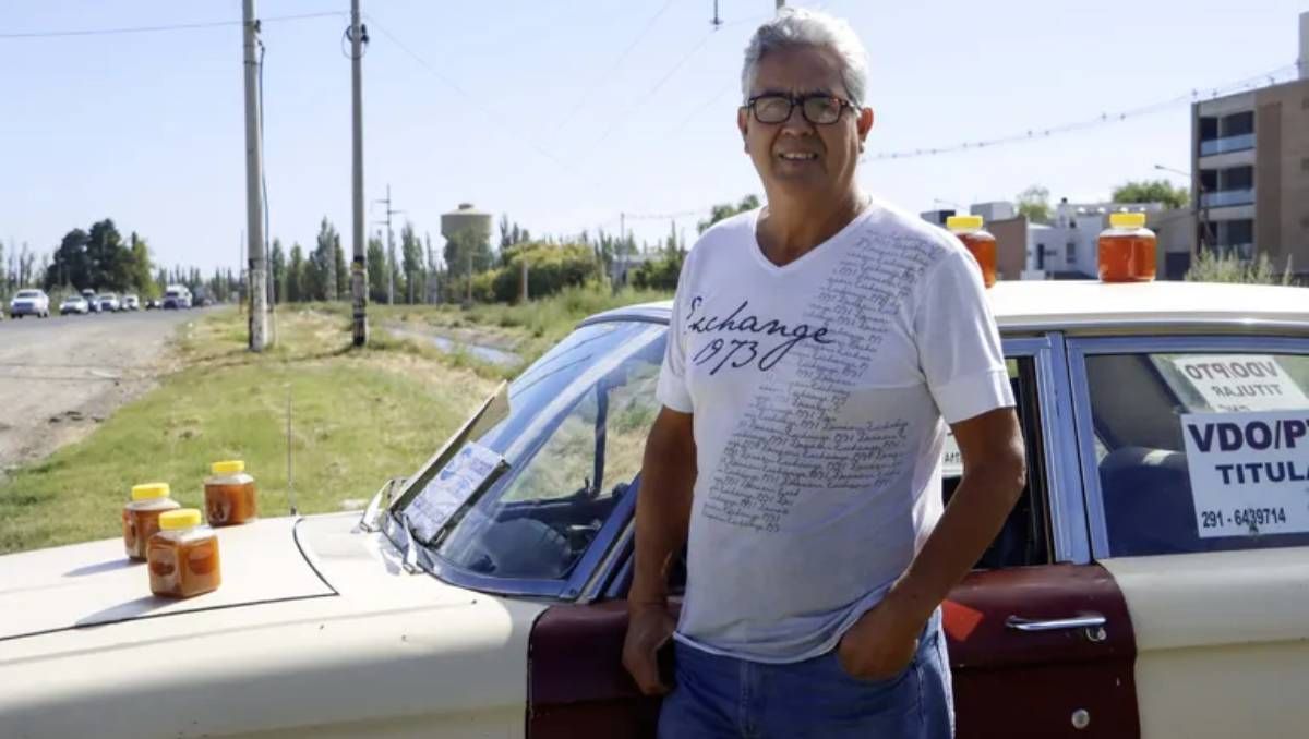 Ariel, el vendedor de miel, recuperó el Falcon y la sonrisa. Foto Anahí Cárdena.