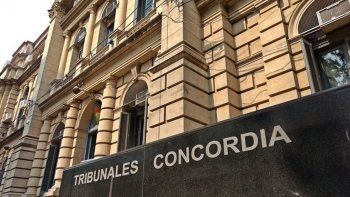 abuso de su nieta y lo condenan a pagar cien pesos por mes abuso de su nieta y lo condenan a pagar cien pesos por mes