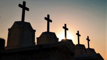 investigan robo de placas en el cementerio de cinco saltos