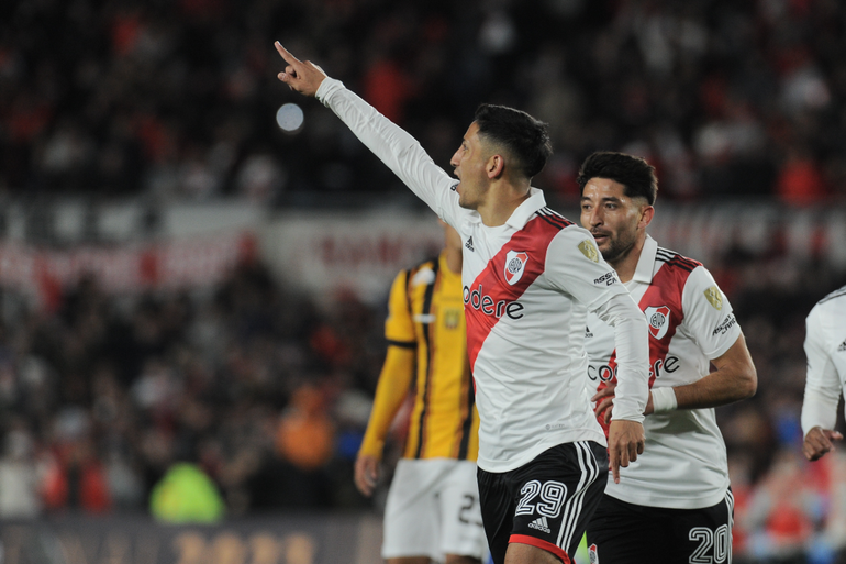 Aliendro festeja el primero de los dos goles de River para clasificar. Fotos: TÉLAM