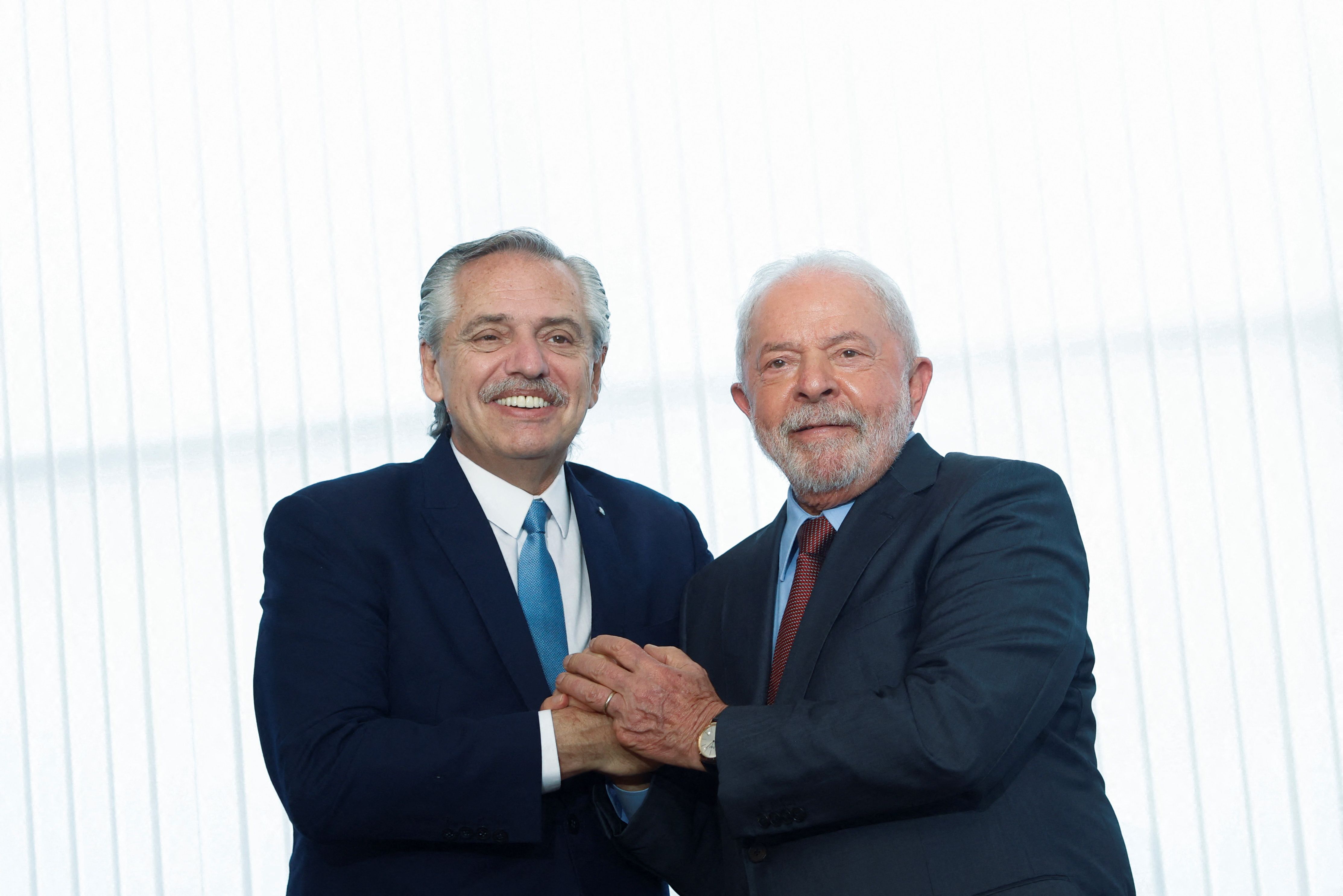 El presidente de Brasil, Luiz Inácio Lula da Silva, se reúne con su par argentino, Alberto Fernández, el 2 de enero de 2023, un día después de que el líder brasileño asumiera la presidencia. Foto de