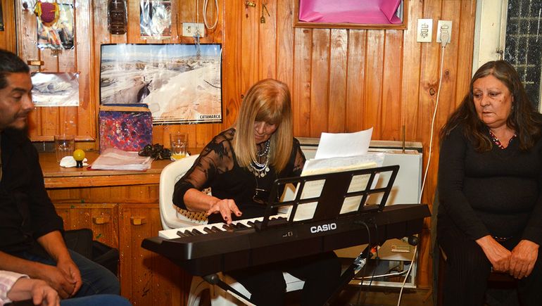 La profe de música, Ana María Nonell, deleitó con su talento a los compañeros. Foto Antonio Spagnuolo.