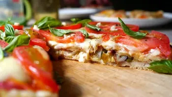 Cómo hacer una pizza rellena sin amasar: receta fácil y lista en 15 minutos | LMCipolletti.com Cómo hacer una pizza rellena sin amasar: receta fácil y lista en 15 minutos
