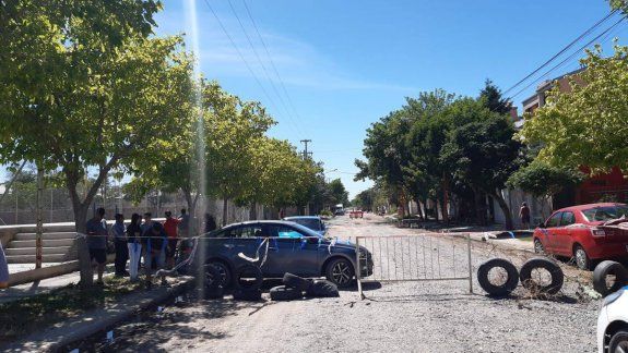 Vecinos cipoleños cortaron la calle por los desbordes de líquidos cloacales