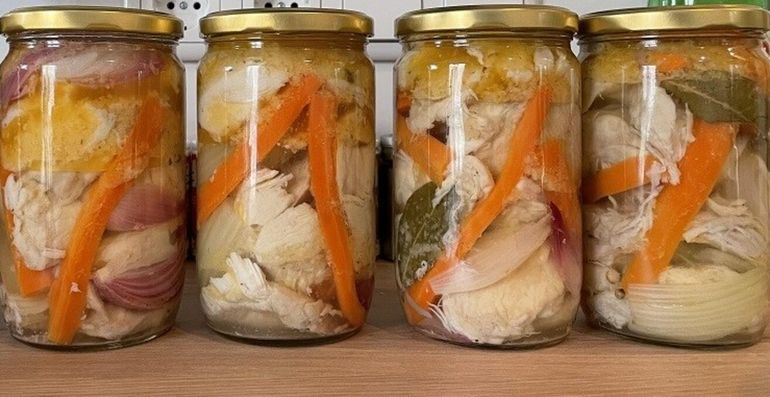 Esta enfermedad está asociada con alimentos procesados de forma inadecuada, especialmente conservas, enlatados y productos fermentados.