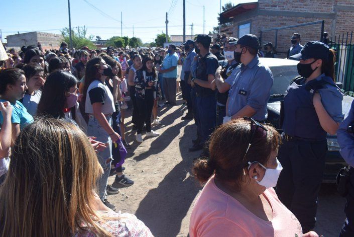 La policía custodió la casa cuando llegó la multitudinaria manifestación. 