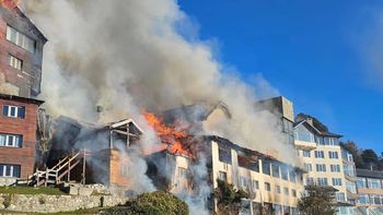 feroz incendio destruyo historico hotel huemul de bariloche y hay dos bomberos hospitalizados feroz incendio destruyo historico hotel huemul de bariloche y hay dos bomberos hospitalizados