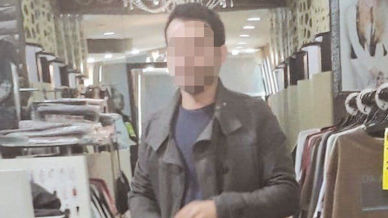 Exhibicionista: entra a los negocios de Neuquén para mostrarse desnudo