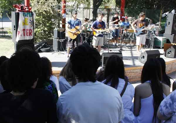 Expresión juvenil, a beneficio de colegios
