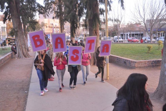 La arrastró de los pelos por pedirle que le diera el hijo