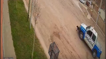 video: un patrullero atropello, mato y dejo tirada a una perrita