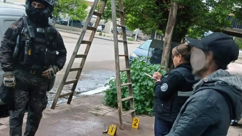 Dos detenidos en el Alto Valle, uno por intentar robar cables y el otro por una orden judicial. | LMCipolletti.com Dos detenidos en el Alto Valle, uno por intentar robar cables y el otro por una orden judicial.