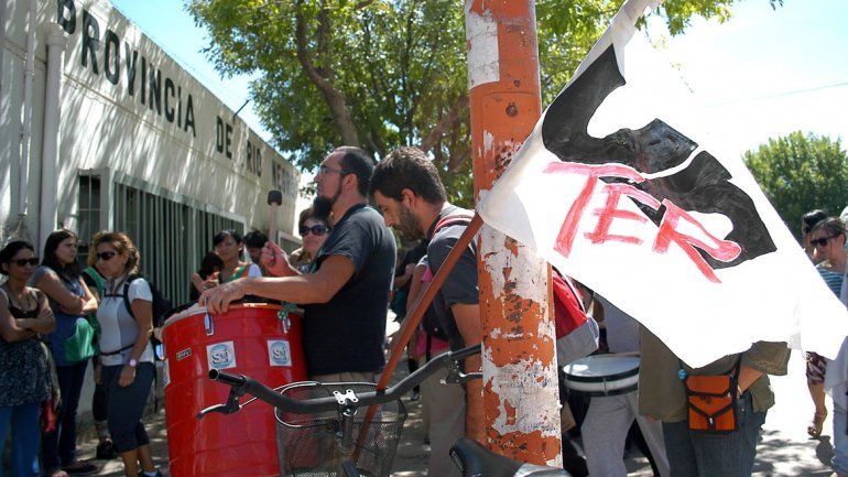Los maestros amenazan con medidas de fuerza si no adelantan la paritaria.