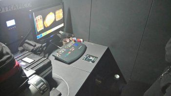 El escáner hace un barrido del vehículo y reproduce las imágenes en una PC.