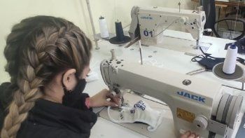 el taller de costura de la policia, a pleno con la confeccion de barbijos