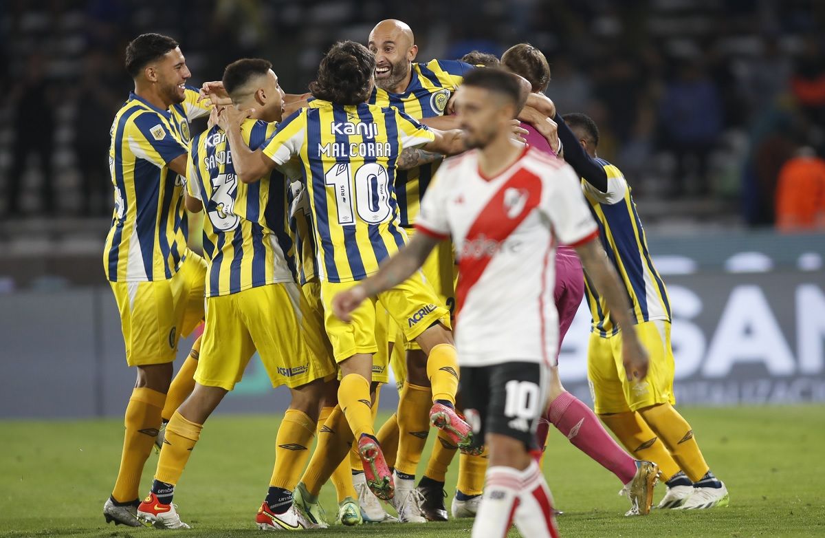 Manuel Lanzini mandó el último penal a las nubes y Central festejó en Córdoba.&nbsp;