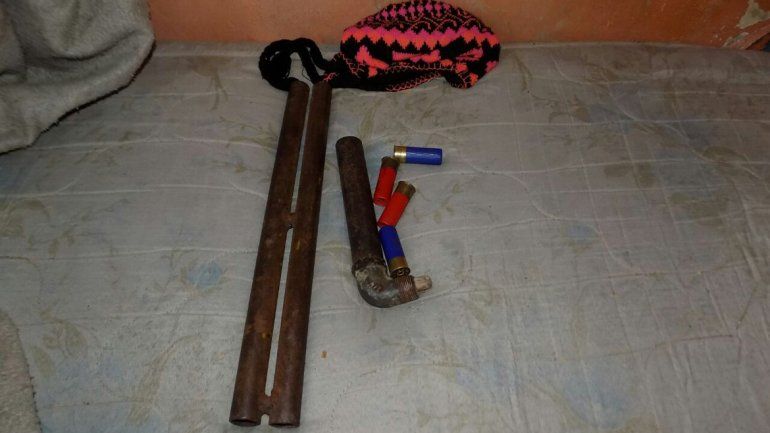 Detienen a dos hombres y secuestran armas tumberas