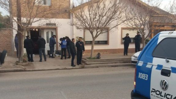 Le robaron tres autos a un comisario neuquino
