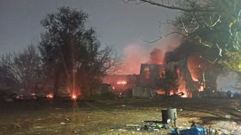 Gran incendio en el depósito de La Anónima en Cipolletti. Edersa cortó la electricidad en la zona. Gran incendio en el depósito de La Anónima en Cipolletti. Edersa cortó la electricidad en la zona.