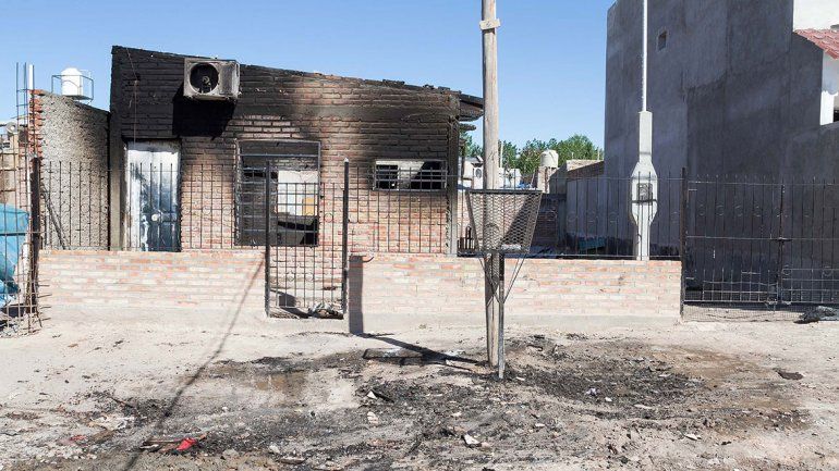 Un incendio los dejó en la calle y sin pertenencias