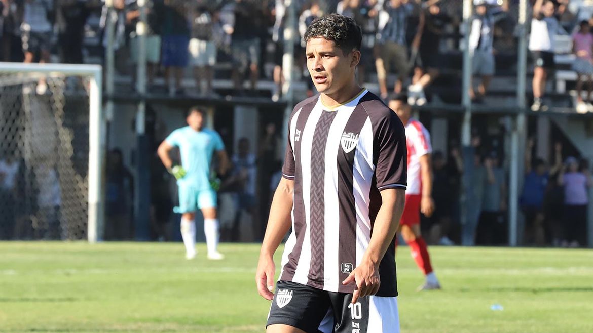 Brandon Obregón cumplió la suspensión y puede volver al equipo titular de Cipo. | LMCipolletti.com Brandon Obregón cumplió la suspensión y puede volver al equipo titular de Cipo.