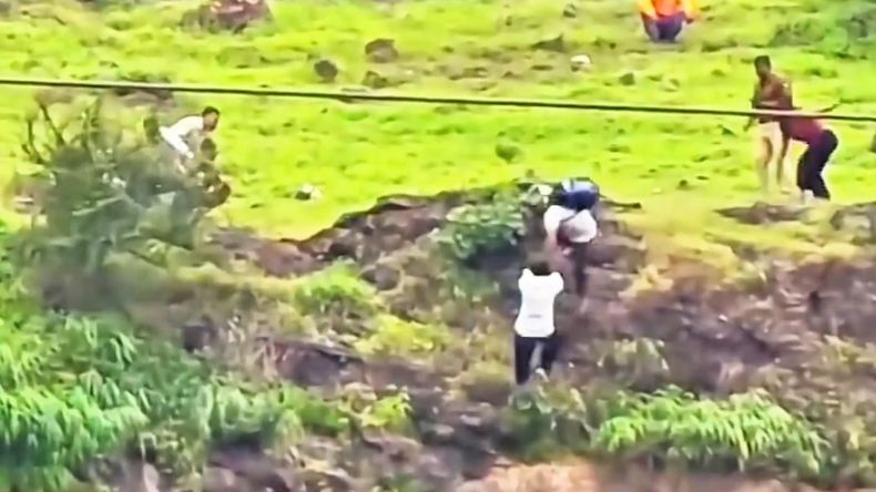 El joven arrastró a su padre en la caída por el acantilado cuando intentaba rescatarlo.&nbsp;