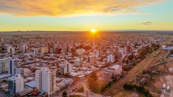 La jornada del sábado en Cipolletti comenzó con  un cielo despejado y temperaturas bajas.