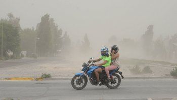 se vuela todo: las rafagas se sienten con todo en la ciudad y hay cortes de luz