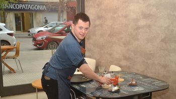 Emilio, en plena tarea. El joven realizó una pasantía en café Balcarce. Foto Antonio Spagnuolo.