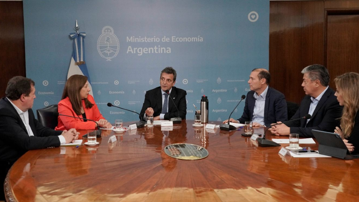 Massa conformó una mesa de trabajo por las represas