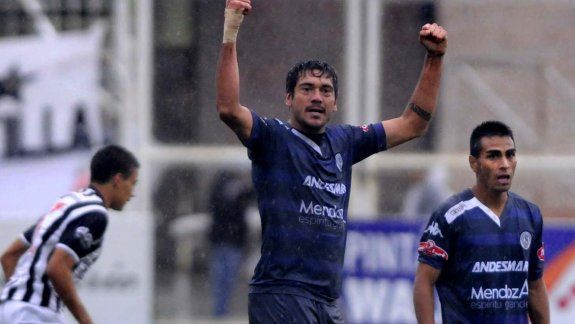 Pereyra saca chapa y se convierte en un atractivo en sí mismo.