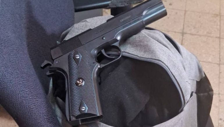 Un alumnos de la ESRN 161 de Cipolletti amenazó a otro con un arma de juguete en la clase de educación física.