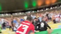 dibu martinez defendio a los hinchas de argentina de los golpes de la policia