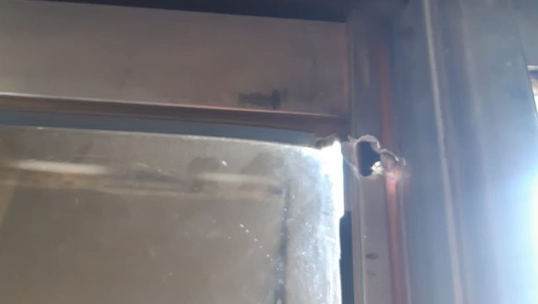 El balazo que impactó en la ventana de la casa de las 1.200 Viviendas. Sus ocupantes están aterrados. 