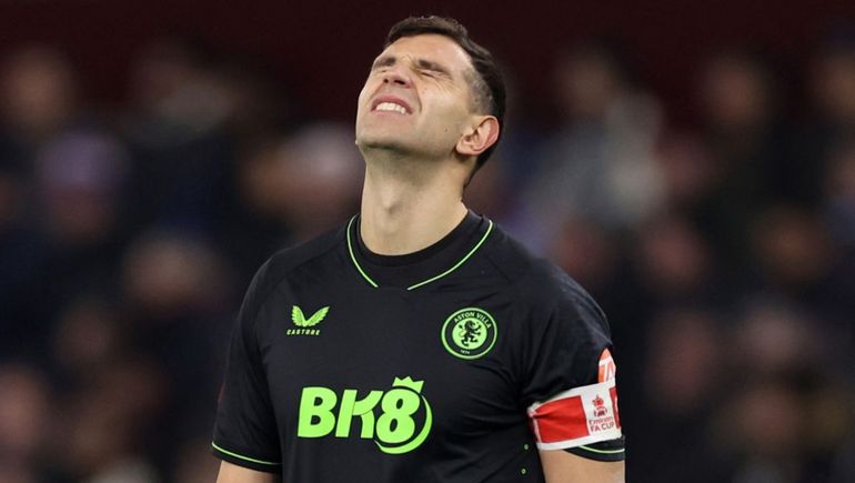 El DT del Dibu Martínez dio detalles de su lesión y lo aclaró todo