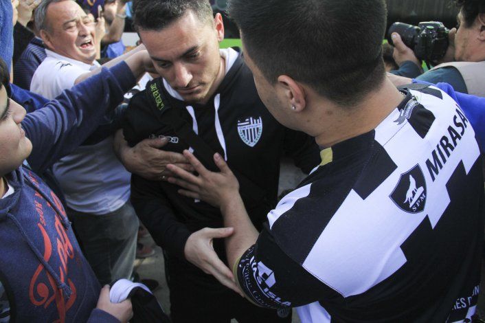 Los hinchas albinegros recibieron con emoción al equipo