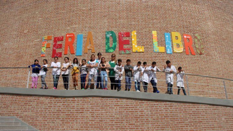 Por la feria, chicos de balsa Las Perlas conocieron Cipolletti
