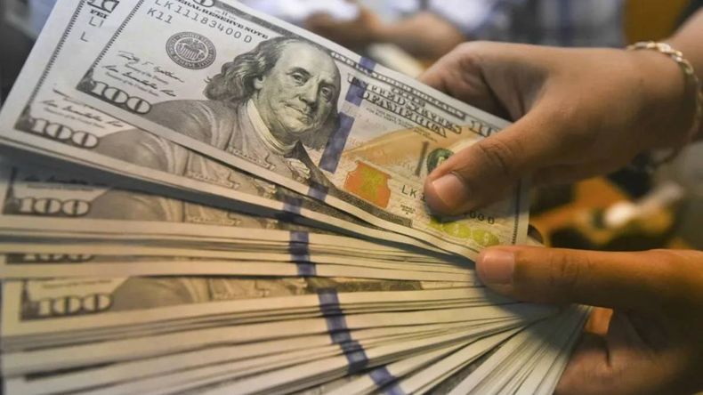 Tras superar la barrera de los $1.200: ¿Cómo cerró el dólar este lunes?