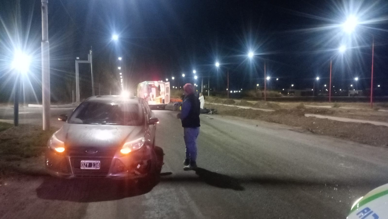 La mujer sufrió fractura de fémur y tobillo, además cursa un embarazo de cuatro meses.