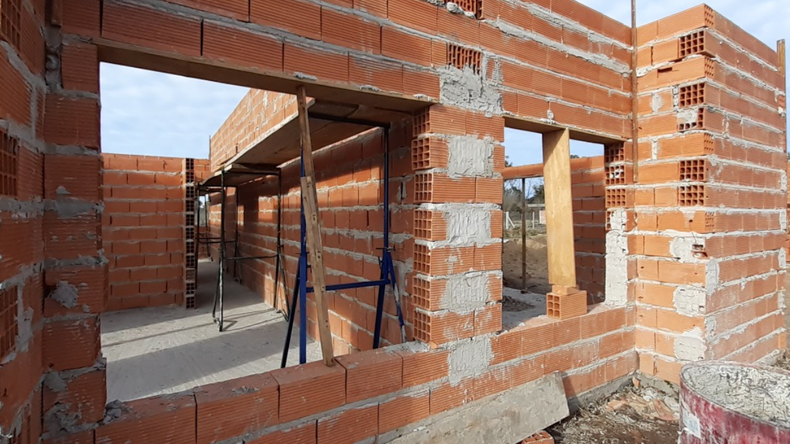 Figueroa anunció créditos hipotecarios para construir y ampliar la vivienda