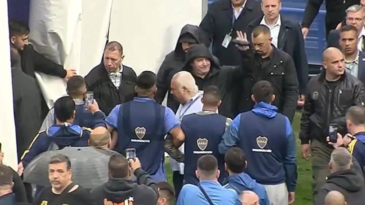 El presidente Javier Milei recibió el rechazo de los hichas de Boca cuando de acercó al club a votar. Foto: Google.