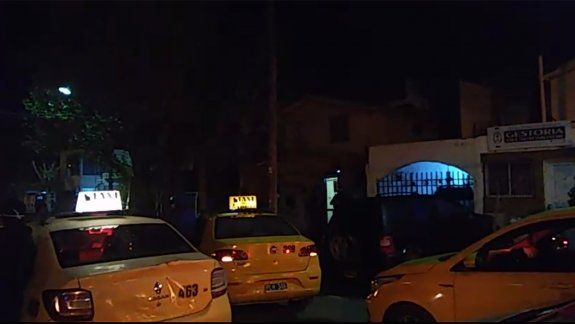 Le robaron a un taxista y rodearon la casa con sus autos