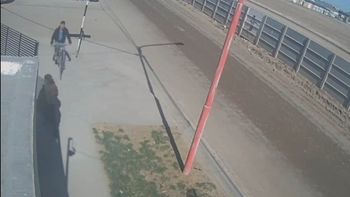 El ladrón en bicicleta subió a la vereda y le arrebató el celular a la adolescente, que salió detrás de él y recuperó el aparato. 