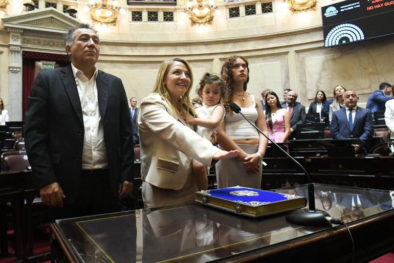 Ana Marks (Fuerza Patria) juró como senadora nacional por Río Negro.