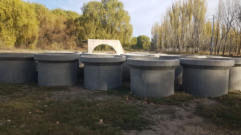 Los nuevos ductos son de hormigón y permitirán aumentar el drenaje del paso del agua por debajo del puente.