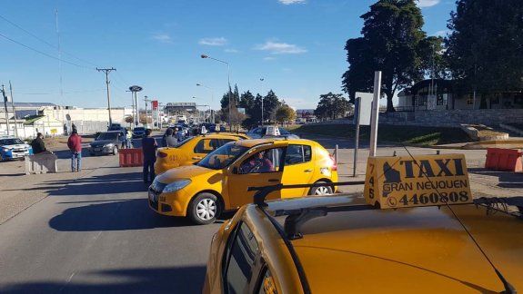 Sigue el caos en los puentes por la protesta de taxistas 