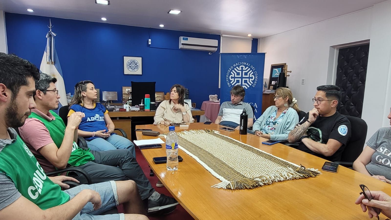 Las autoridades de la UNCo, los gremios de docentes y no docentes universitarios y el estudiantado vienen consensuando acciones de protesta por los problemas de las Universidades Públicas. Ahora, este jueves, habrá un paro total de 24 horas.