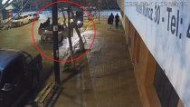 video: filmaron el ataque a balazos a un joven en el centro