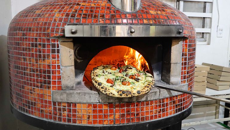 El renacer de las pizzas de masa italiana, con productos argentinos