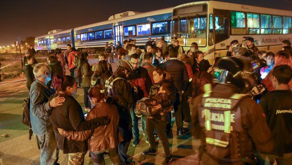 Le gritamos al chofer que venía el tren y no hizo nada